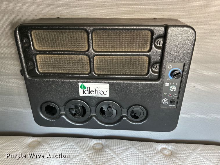 image for item ZA0416 2020 Volvo VNR semi truck