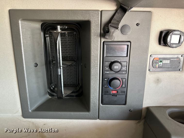 image for item ZA0416 2020 Volvo VNR semi truck