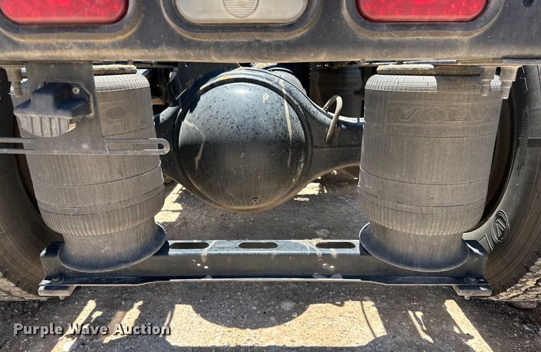 image for item ZA0416 2020 Volvo VNR semi truck