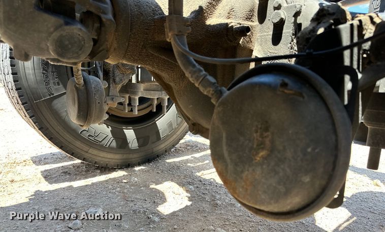 image for item ZA0416 2020 Volvo VNR semi truck