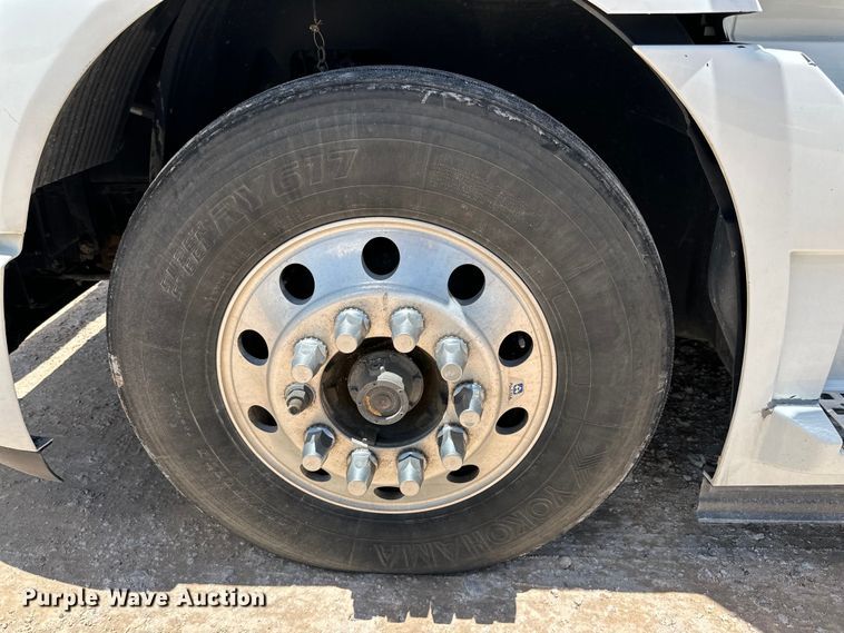 image for item ZA0416 2020 Volvo VNR semi truck