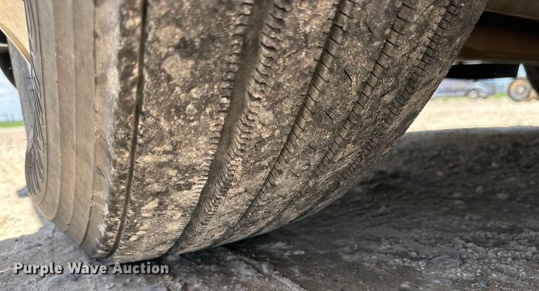 image for item ZA0416 2020 Volvo VNR semi truck