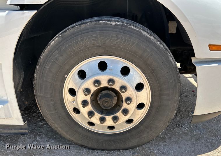 image for item ZA0416 2020 Volvo VNR semi truck