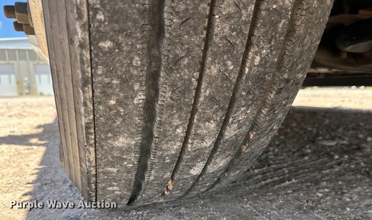 image for item ZA0416 2020 Volvo VNR semi truck