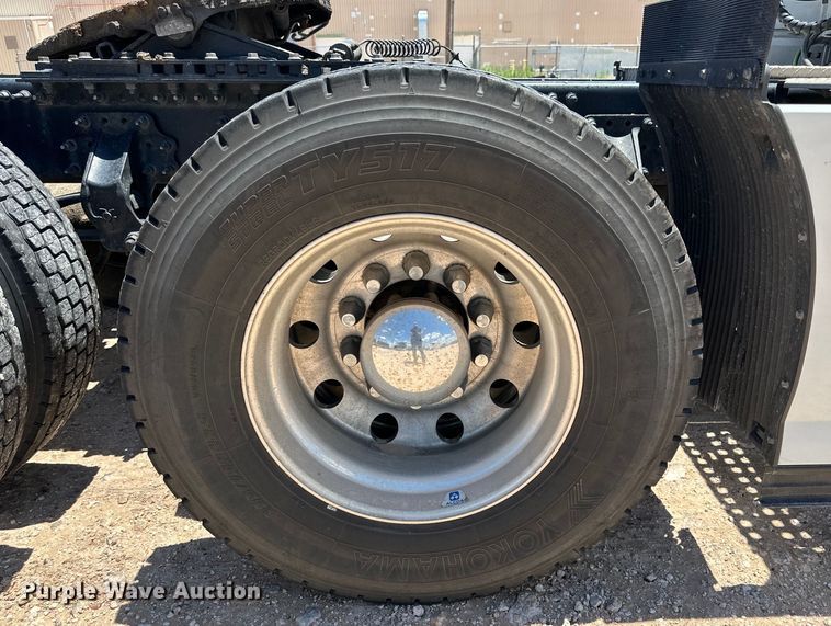 image for item ZA0416 2020 Volvo VNR semi truck