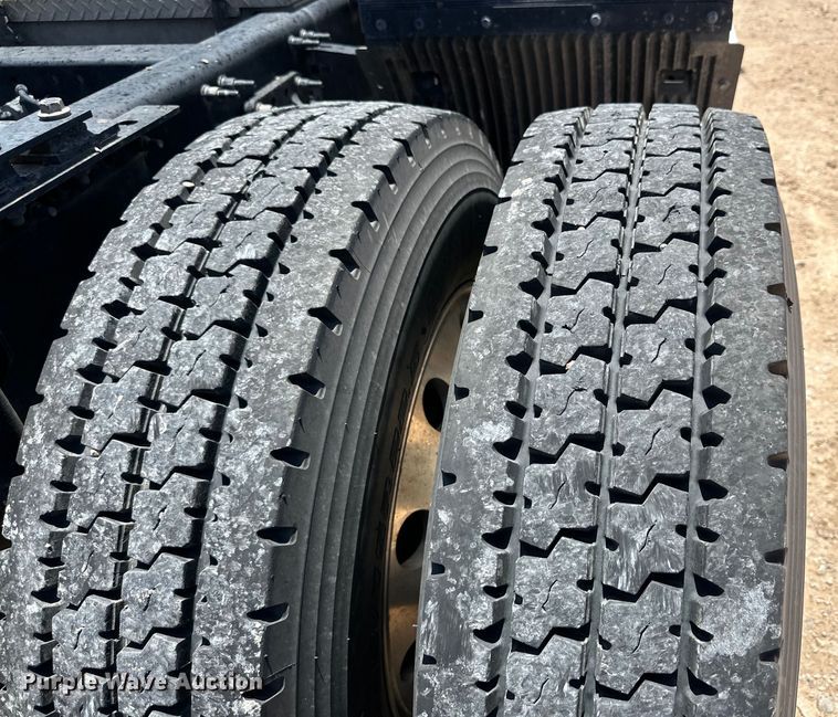 image for item ZA0416 2020 Volvo VNR semi truck