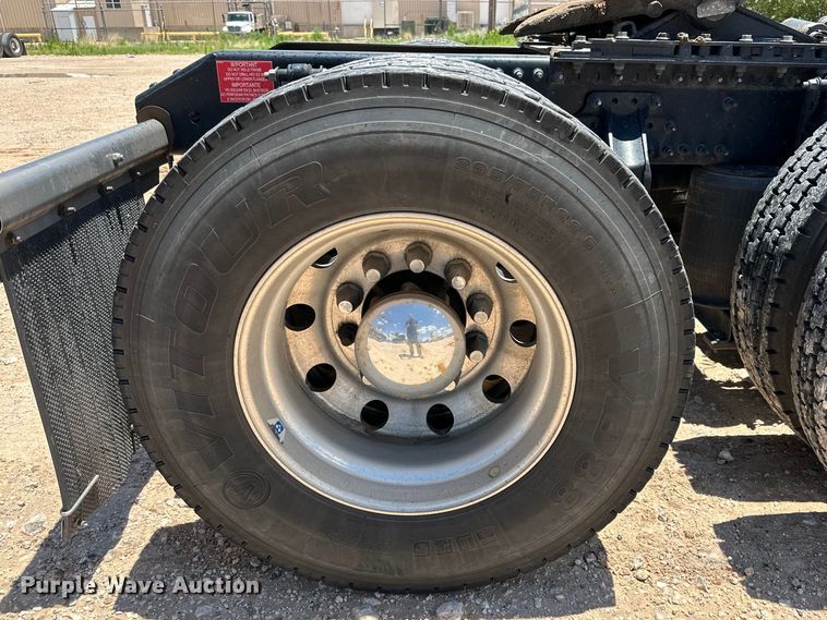 image for item ZA0416 2020 Volvo VNR semi truck