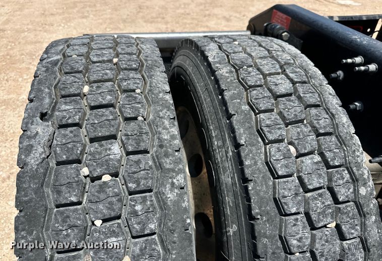 image for item ZA0416 2020 Volvo VNR semi truck