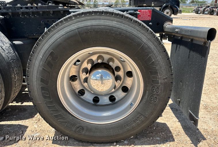 image for item ZA0416 2020 Volvo VNR semi truck