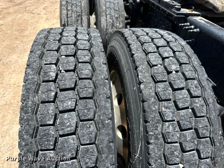 image for item ZA0416 2020 Volvo VNR semi truck