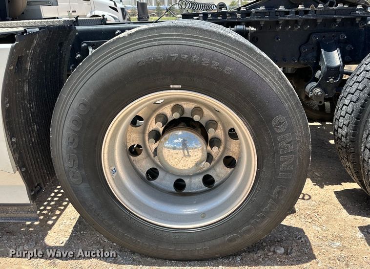 image for item ZA0416 2020 Volvo VNR semi truck