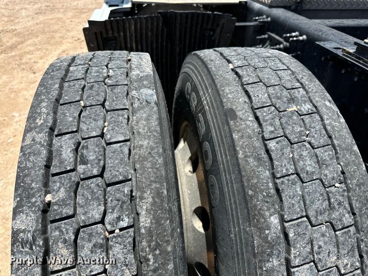 image for item ZA0416 2020 Volvo VNR semi truck