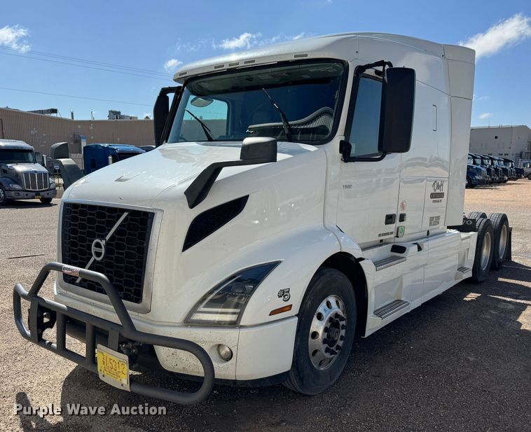 image for item ZA0417 2020 Volvo VNR semi truck