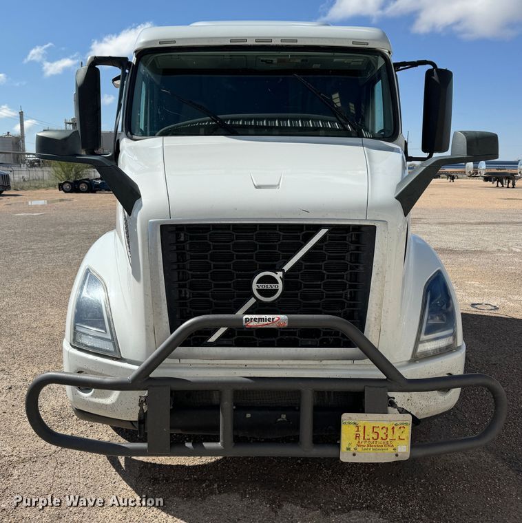 image for item ZA0417 2020 Volvo VNR semi truck
