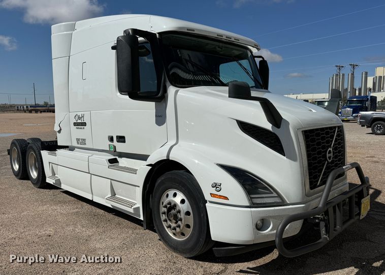 image for item ZA0417 2020 Volvo VNR semi truck