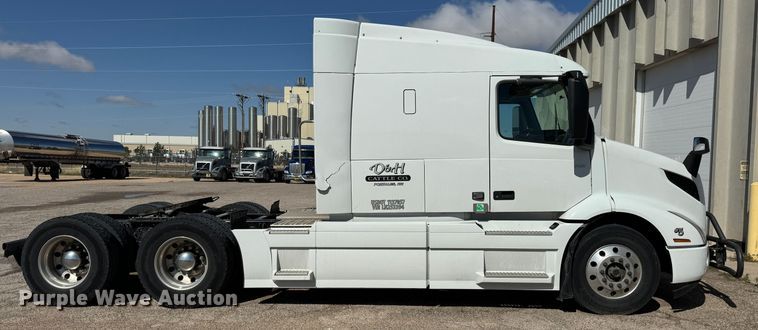 image for item ZA0417 2020 Volvo VNR semi truck