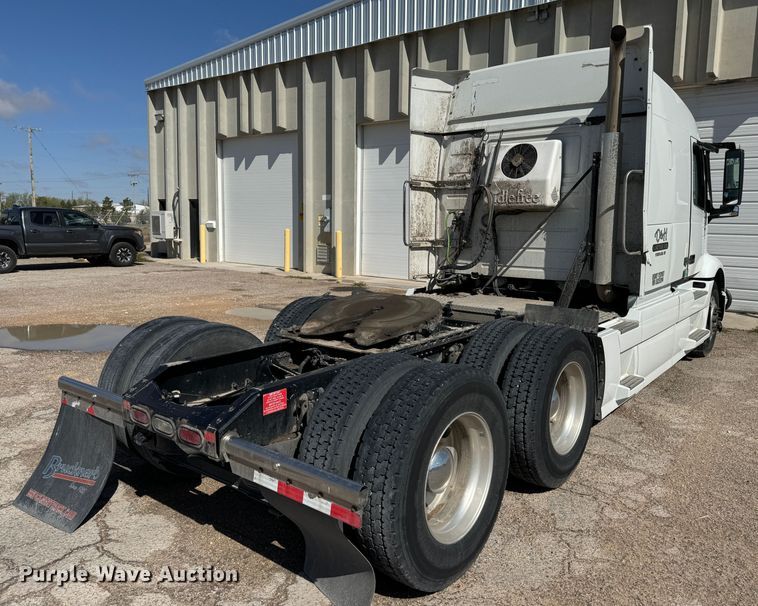 image for item ZA0417 2020 Volvo VNR semi truck