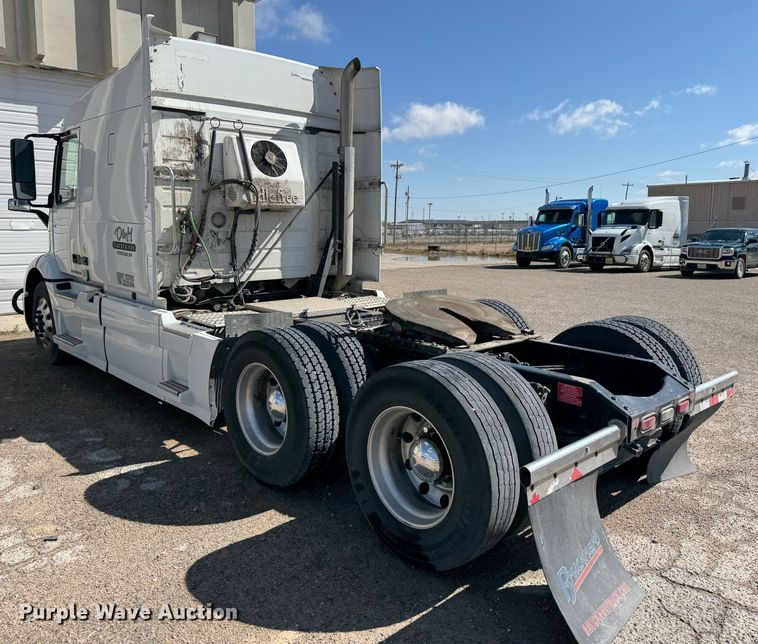 image for item ZA0417 2020 Volvo VNR semi truck