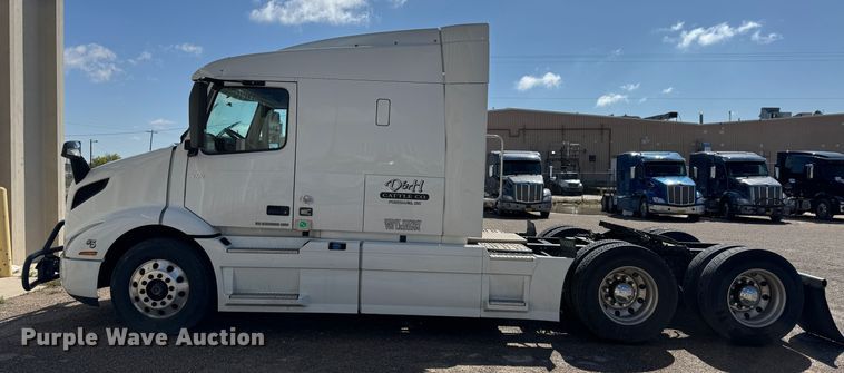 image for item ZA0417 2020 Volvo VNR semi truck