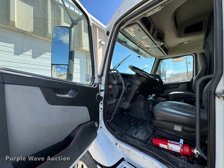 image for item ZA0417 2020 Volvo VNR semi truck