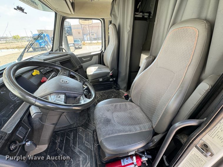 image for item ZA0417 2020 Volvo VNR semi truck