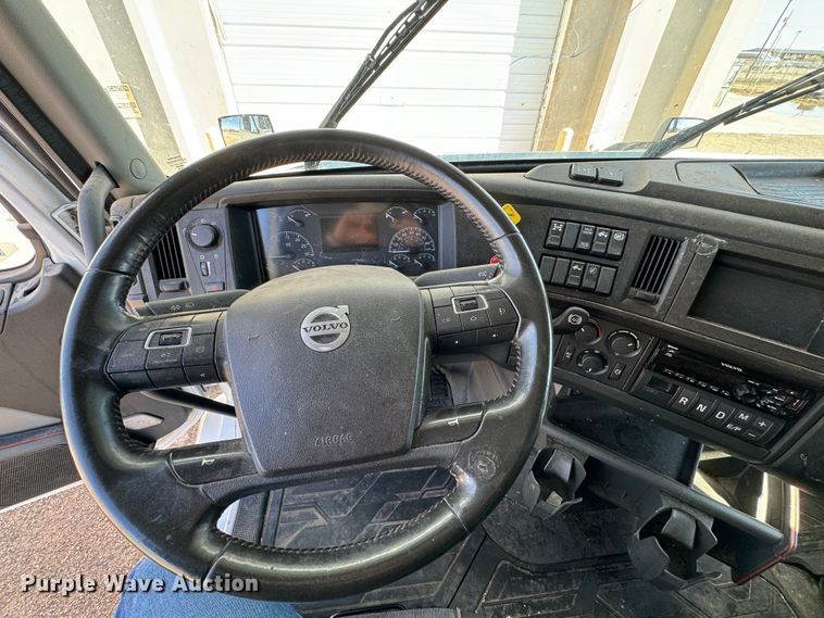 image for item ZA0417 2020 Volvo VNR semi truck
