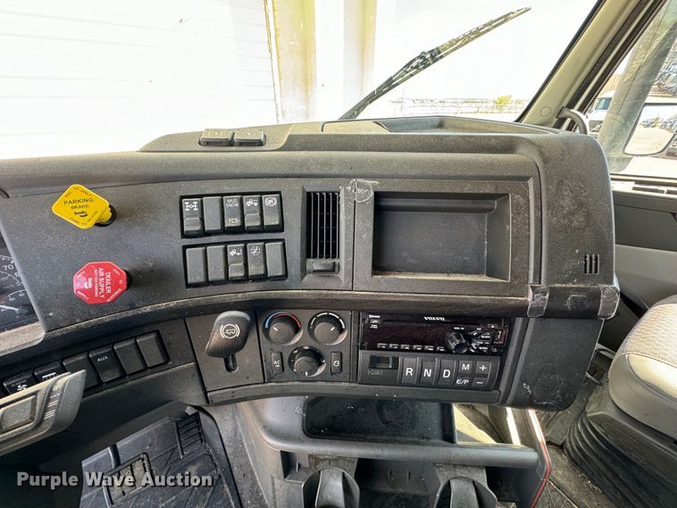 image for item ZA0417 2020 Volvo VNR semi truck