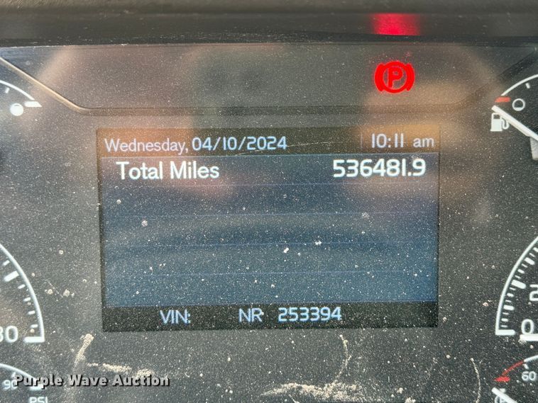 image for item ZA0417 2020 Volvo VNR semi truck