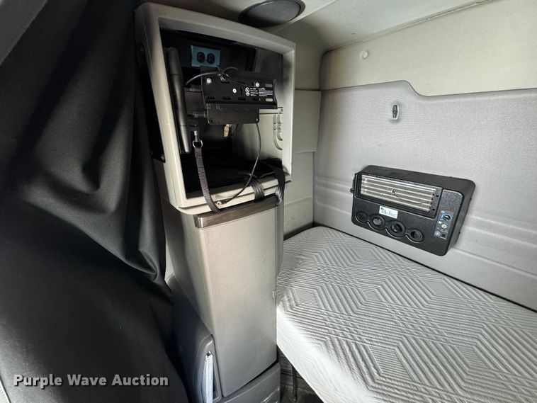 image for item ZA0417 2020 Volvo VNR semi truck