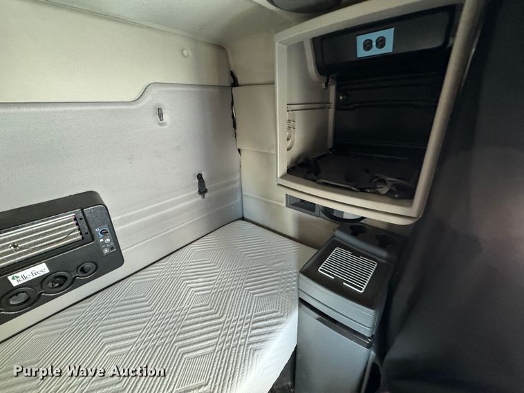 image for item ZA0417 2020 Volvo VNR semi truck