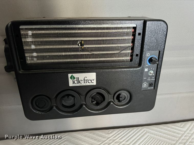 image for item ZA0417 2020 Volvo VNR semi truck