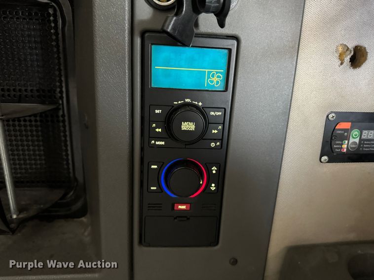 image for item ZA0417 2020 Volvo VNR semi truck