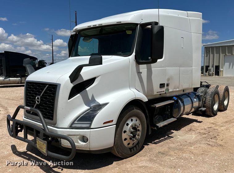 image for item ZA0418 2020 Volvo  VNR semi truck