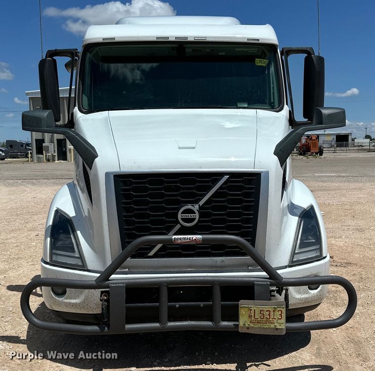image for item ZA0418 2020 Volvo  VNR semi truck