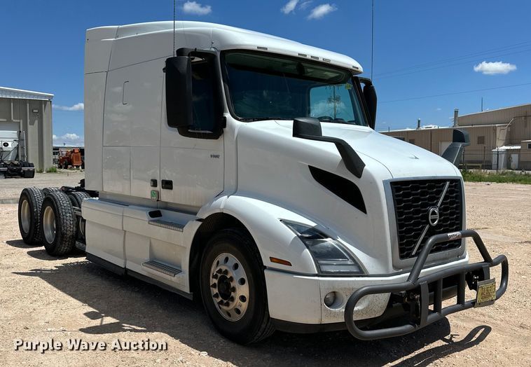 image for item ZA0418 2020 Volvo  VNR semi truck
