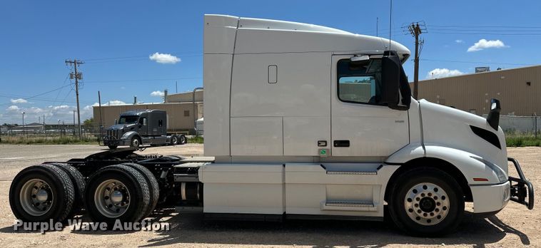image for item ZA0418 2020 Volvo  VNR semi truck