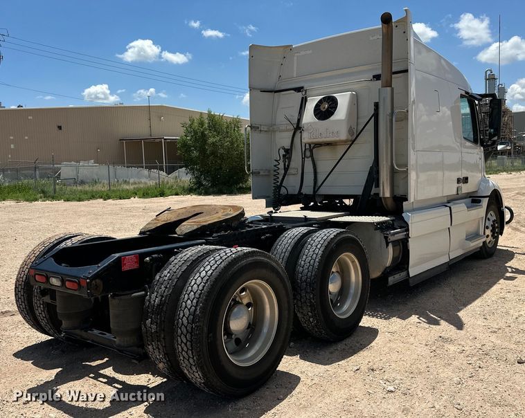 image for item ZA0418 2020 Volvo  VNR semi truck