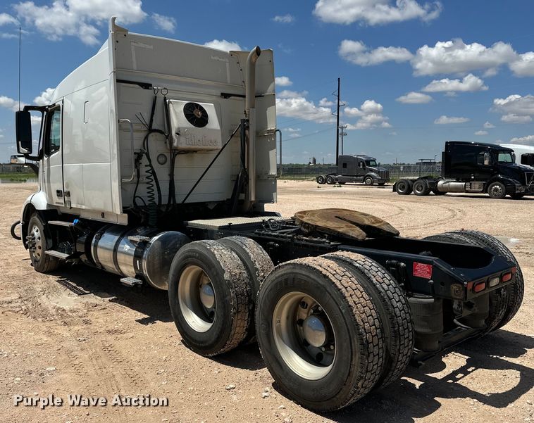 image for item ZA0418 2020 Volvo  VNR semi truck
