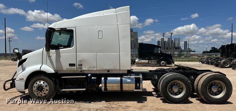 image for item ZA0418 2020 Volvo  VNR semi truck