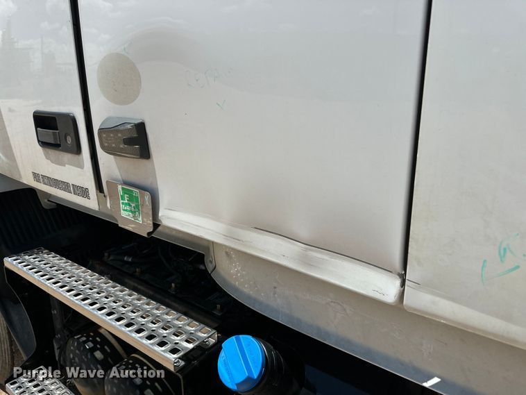 image for item ZA0418 2020 Volvo  VNR semi truck