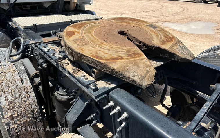 image for item ZA0418 2020 Volvo  VNR semi truck