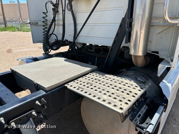 image for item ZA0418 2020 Volvo  VNR semi truck