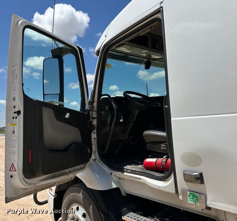 image for item ZA0418 2020 Volvo  VNR semi truck