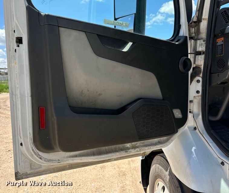 image for item ZA0418 2020 Volvo  VNR semi truck