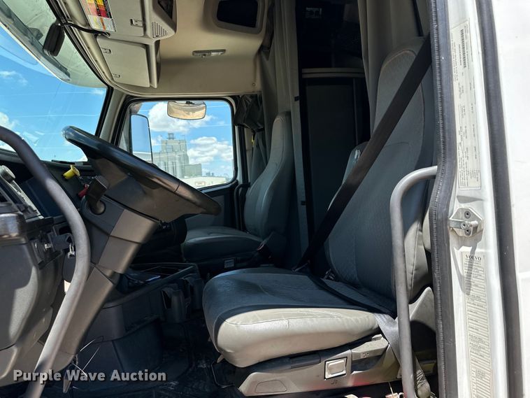 image for item ZA0418 2020 Volvo  VNR semi truck