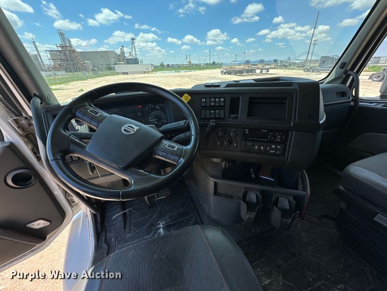image for item ZA0418 2020 Volvo  VNR semi truck