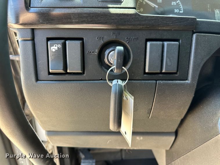 image for item ZA0418 2020 Volvo  VNR semi truck