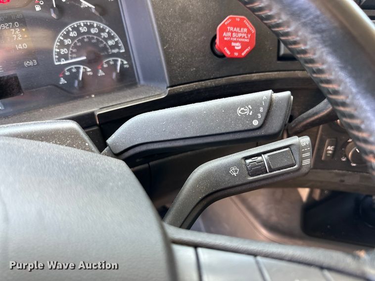 image for item ZA0418 2020 Volvo  VNR semi truck