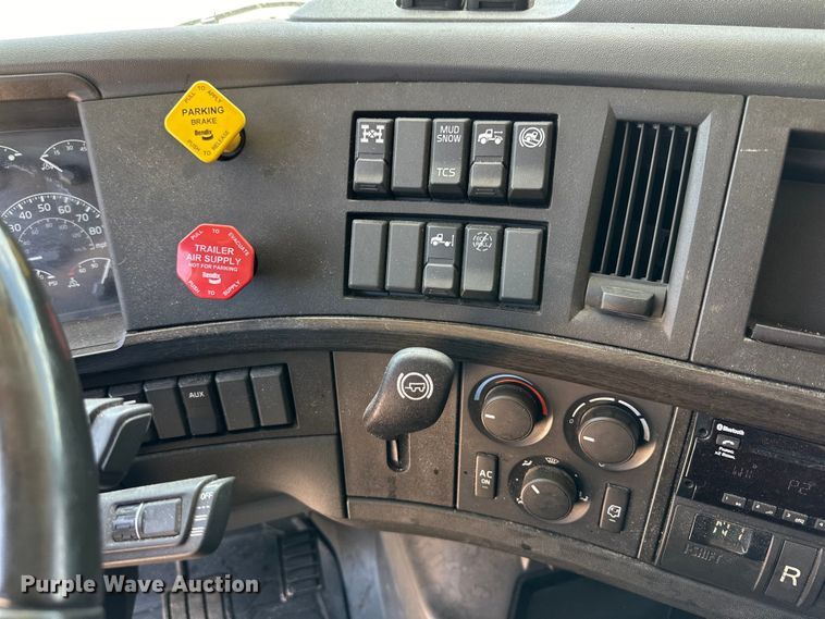 image for item ZA0418 2020 Volvo  VNR semi truck