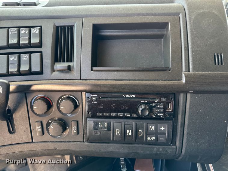 image for item ZA0418 2020 Volvo  VNR semi truck